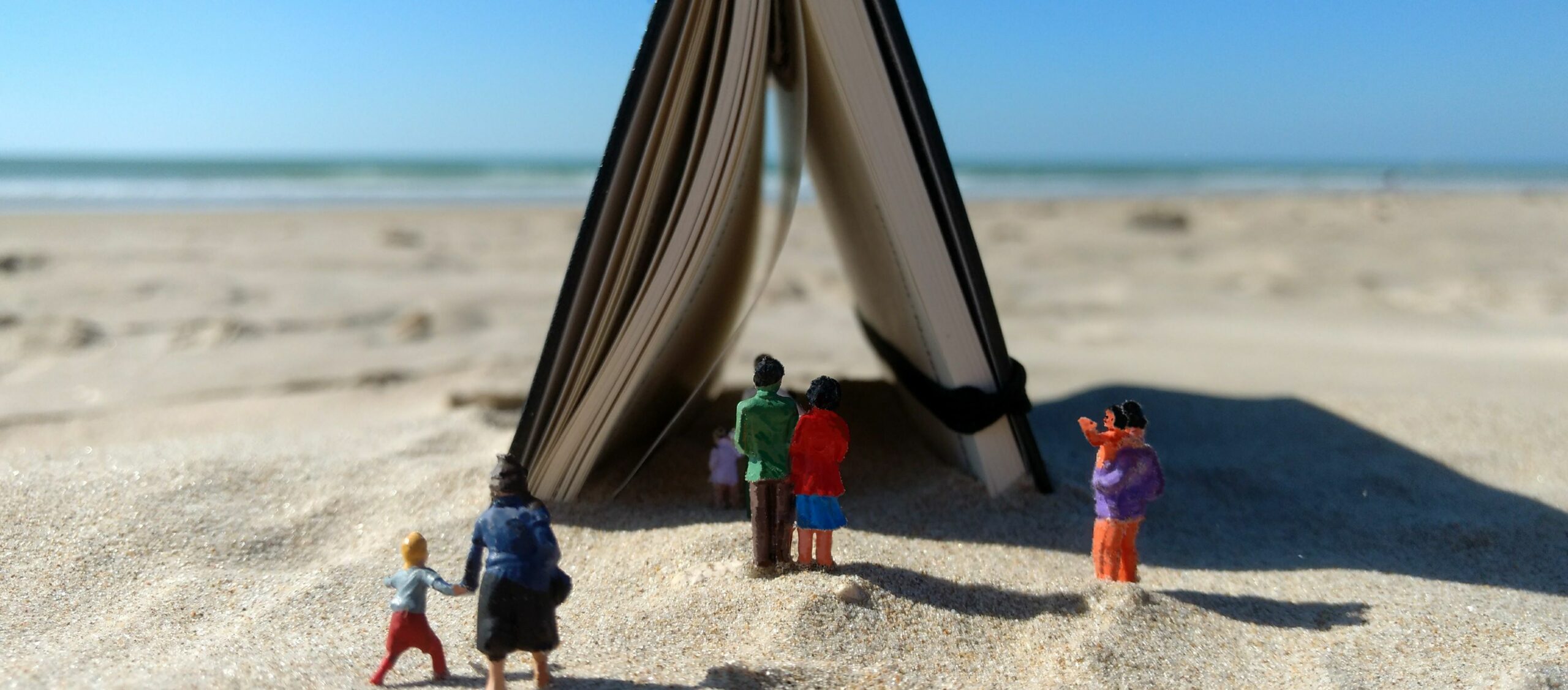 Geöffnetes Buch mit Pirat und Segelschiff